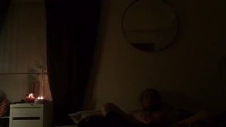 Giovane ragazza bruna in forma scopa in un sex tape fatto in casa