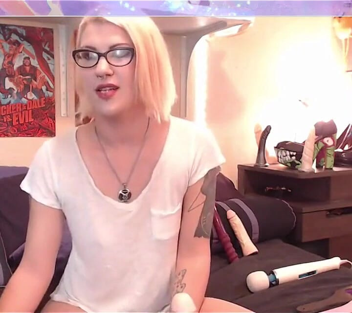 Live Show: Huge Dildo Suck N' Fuck