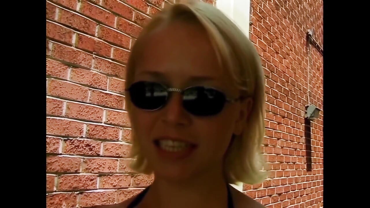 火辣年輕安娜斯塔西婭·布魯被狠狠操屁眼