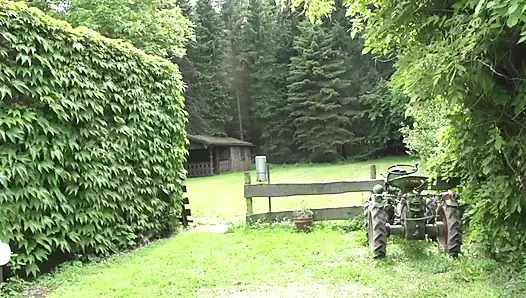 Cewek rambut pirang dengan toket besar dientot habis-habisan di luar ruangan