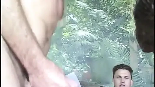 Azgın zenci kadın sakso çekiyor ve ikinci adam götünü sikiyor