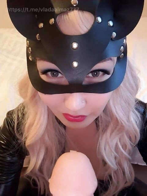 Une trans blonde joue avec un jouet et du lait