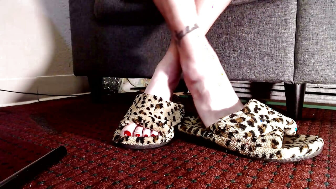 Toe Wiggling dalam selipar Fuzzy