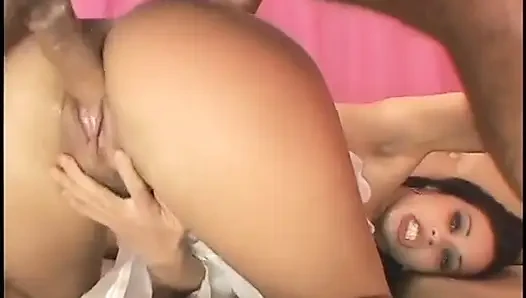 Muhteşem hatun sıkı deliklerinin büyük bir direğe sert sikilmesini seviyor