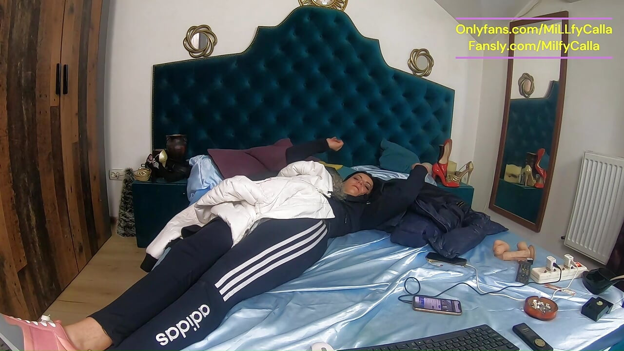Día de relajación con mis downjackets - striptease deportivo, masturbación y orgasmos suaves