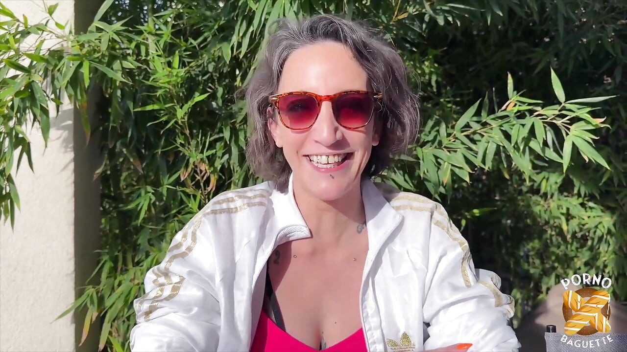 Lena, linda morena, é fodida por dois paus