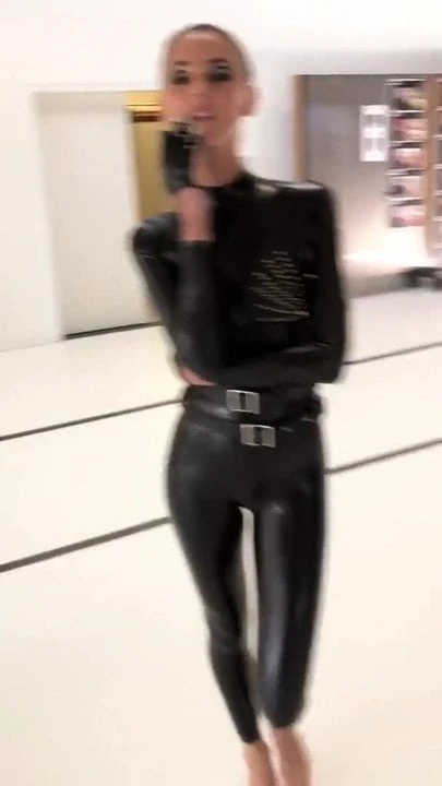 Stefanie giesinger quente em látex