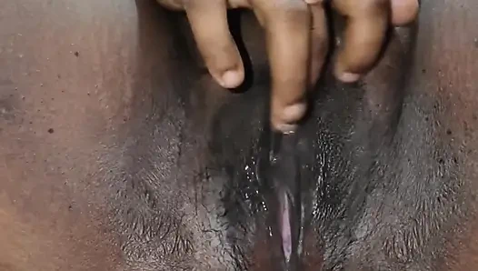 Yakın çekim büyük göğüslerimi gösteriyor ve parmaklarım ve dildomla mastürbasyon yapıyor