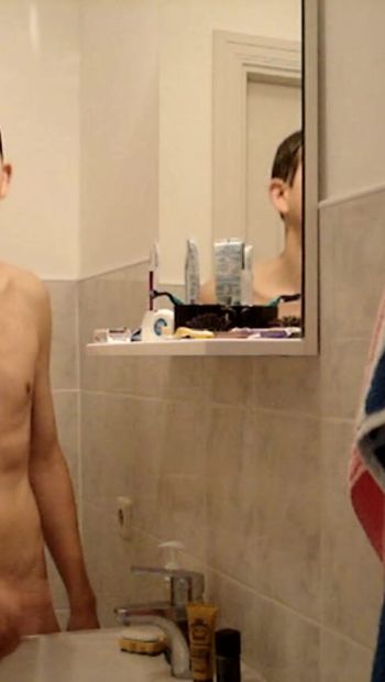 Un garçon gay timide gémit et jouit dans la salle de bain avant de partir à l’école