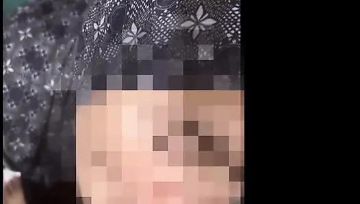 Dia mengisap dengan keras