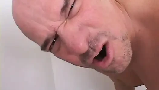 Typ mit großem schwanz bekommt von sexy brünette sein arschloch geleckt, bevor sie seinen schwanz lutscht