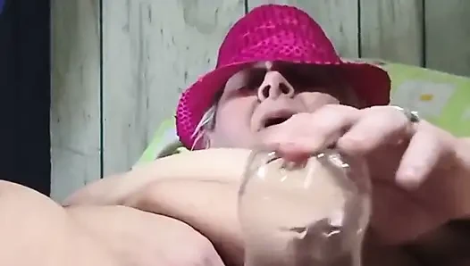Azgın amcığı susamış şişe sikiyor