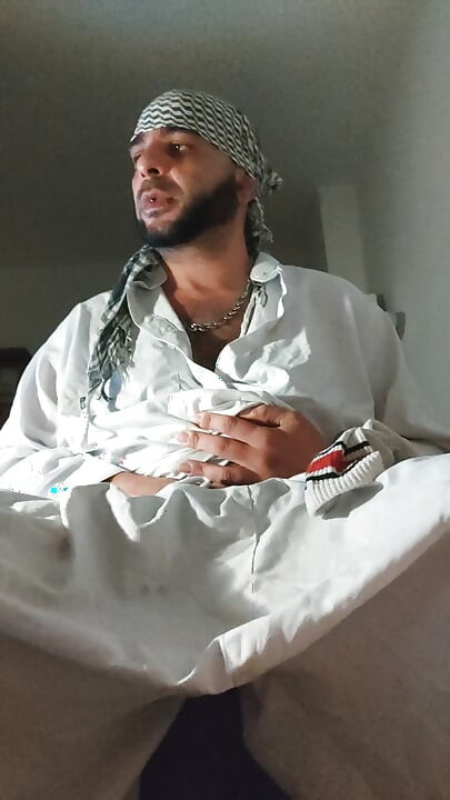 Брудний джанкбро, одягнений в афганський одяг, пісяють у шкарпетках і п'ють