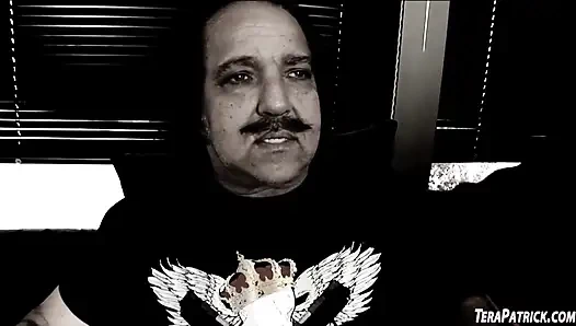 Tera Patrick havuz başında sakso çekiyor