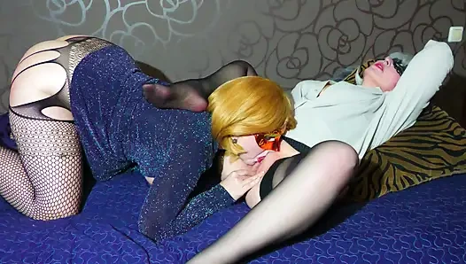 Ateşli lezbiyenler ve adamın ağzında altın duş.