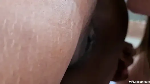 Eine böse schlampe lässt muschi lutschen