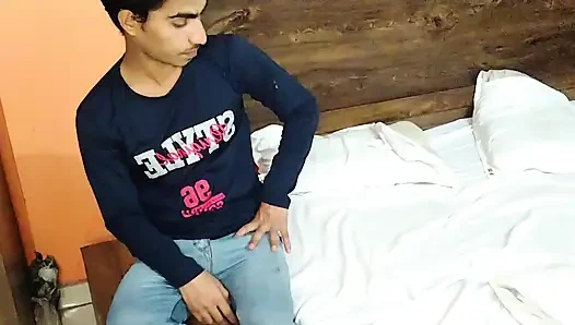 Adik tiri terangsang India desi dan seks panas saudara tiri pada hari itu