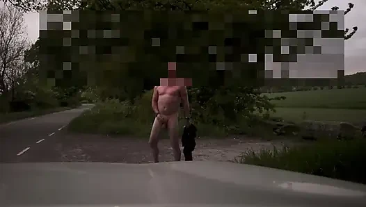 Çıplak mastürbasyon yapıyor ve şafakta çıplak ayakla twerk yapıyor