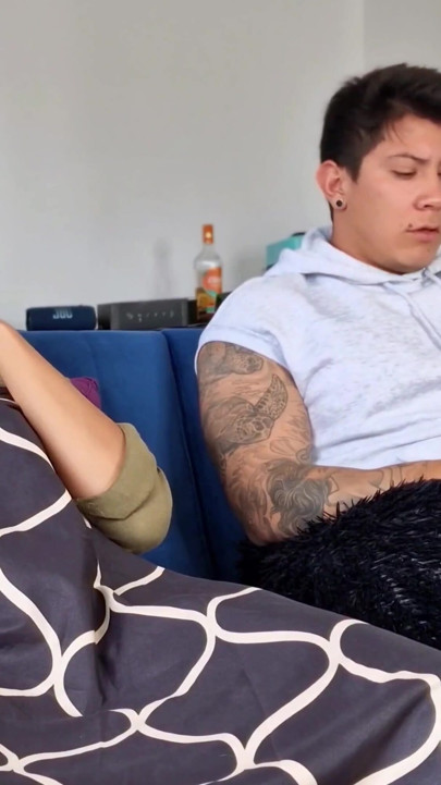 O mamă sexy excitată își ascunde mașina de sex sub huse! Iar fiul ei vitreg o descoperă! | Clip 2