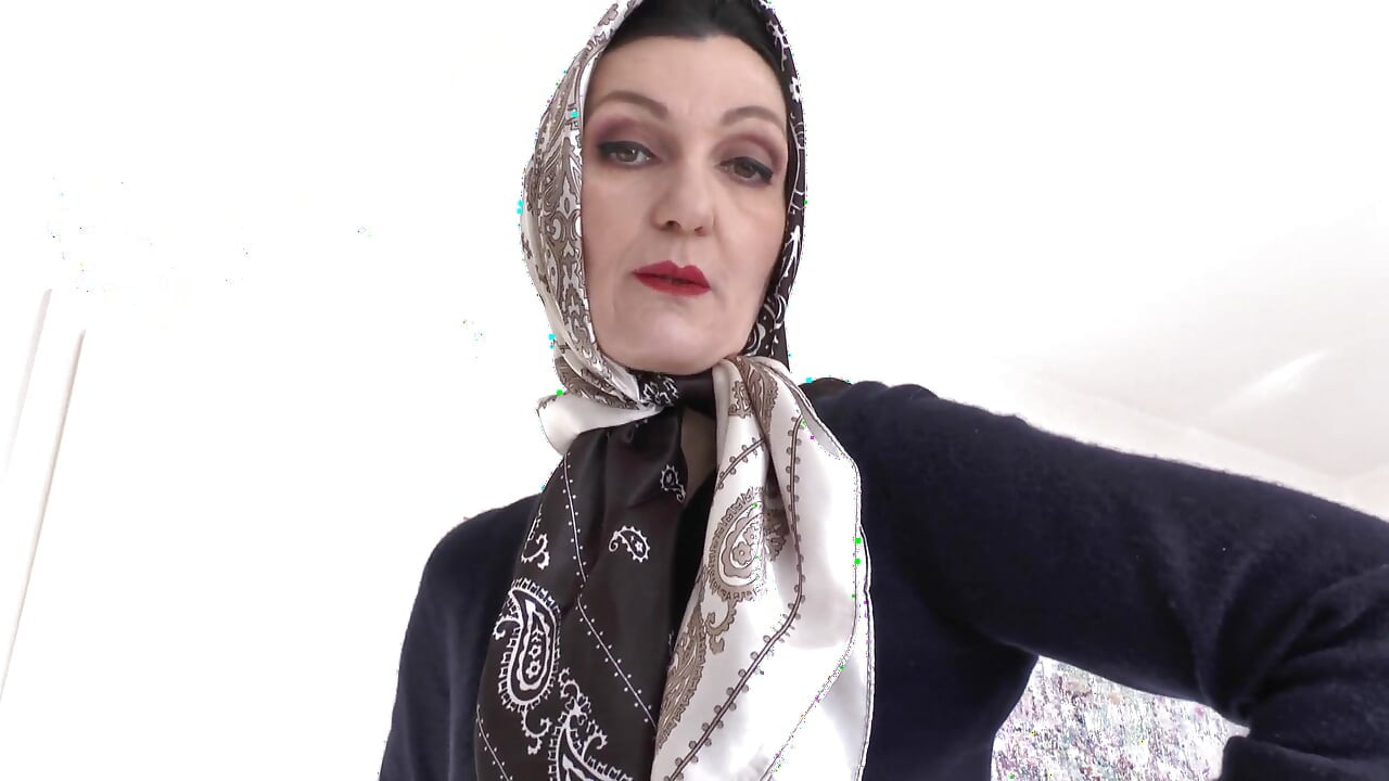 แฟชั่นโชว์ผ้าซาติน headscarf และน้ําแตกบนผ้าพันคอ, สอนหนุ่ม, Lady Victoria Valente