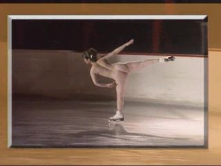Японка Zenra в обнаженном на коньках