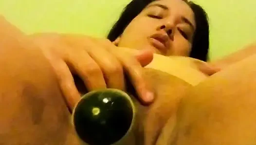 Gelangweilt und ich kaute mit einer gurke.