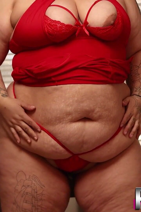 淫乱なラティーナBBW Zarinaがビリヤード台でBBCとファック