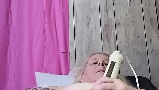 Что происходит в ее комнате одна