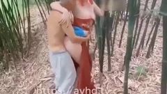 Une jeune asiatique séduit un vieux coquin