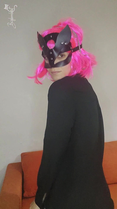 اشعر بحماسي مع قناع قطتي وصدري الطبيعي