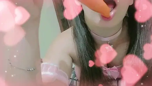 Твой симпатичный маленький зайчик получает жесткую и большую морковку и стонет для тебя