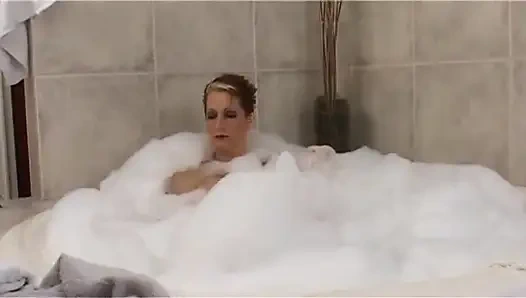 Возбужденный паренек ублажает ступни мачехи в ванной