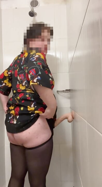Παχουλή γυναίκα της Fem Boi παίζει με δονητή στο ντους