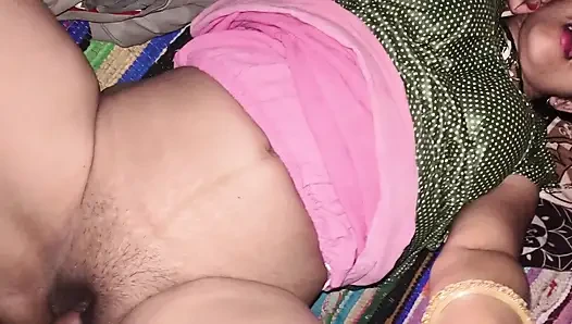 Hintli üvey erkek kardeş ve üvey kız kardeş gece Hintçe seks yapıyor