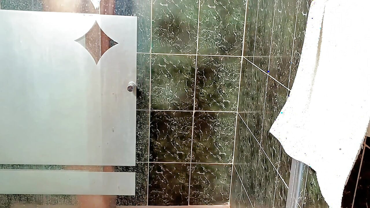 Te voir sous la douche mouille ma chatte et me donne envie de te baiser. tant que ta femme ne le découvre pas. Putain!