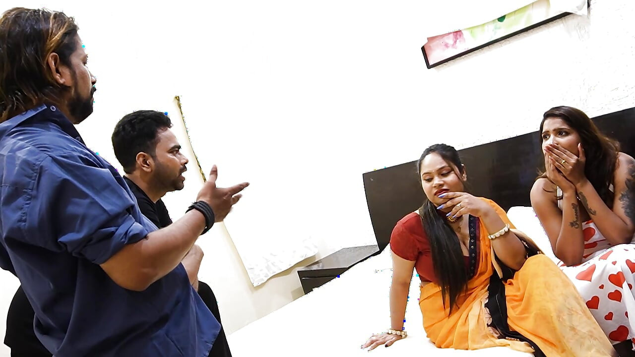 HAUSBESITZER-BRÜDER FICKTEN IHRE ZEHNTE STIEFSCHWEDER VOR IHRER ÄLTEREN SCHWESTER, HARDCORE-SEX