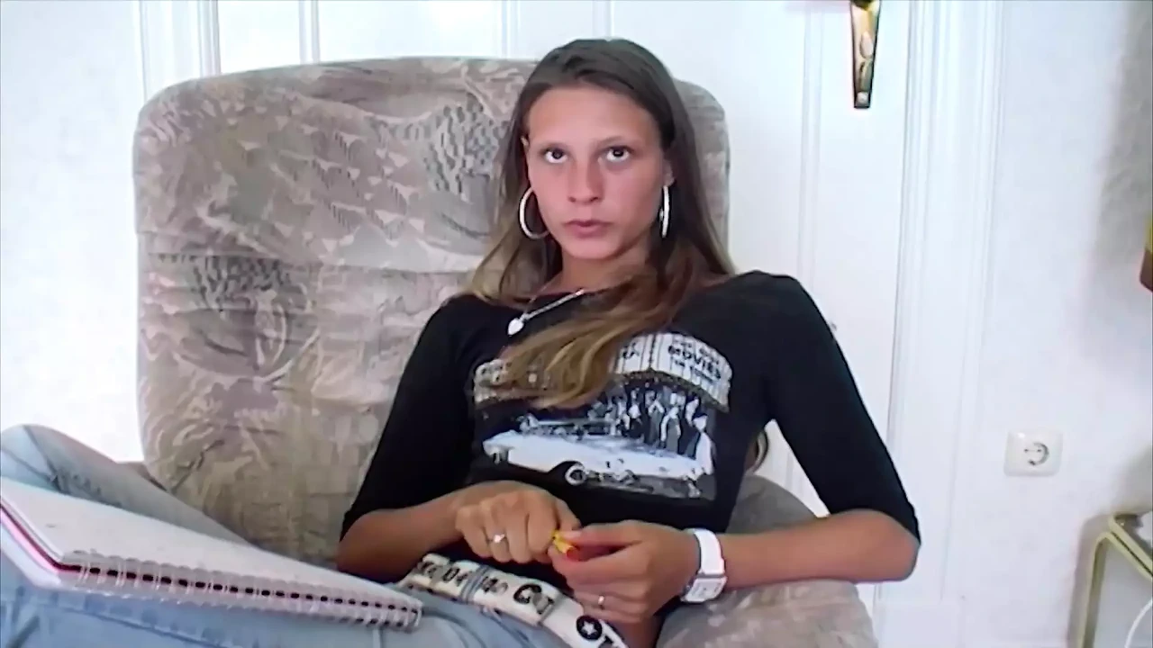 一个漂亮的德国少女取悦她紧致的阴户