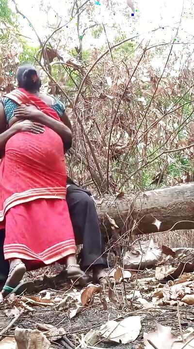 Farmer a făcut sex cu soția lui pe câmp