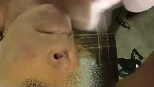 Kilolu kız sert anal sikişiyor, amını parmaklıyor, döl yutuyor