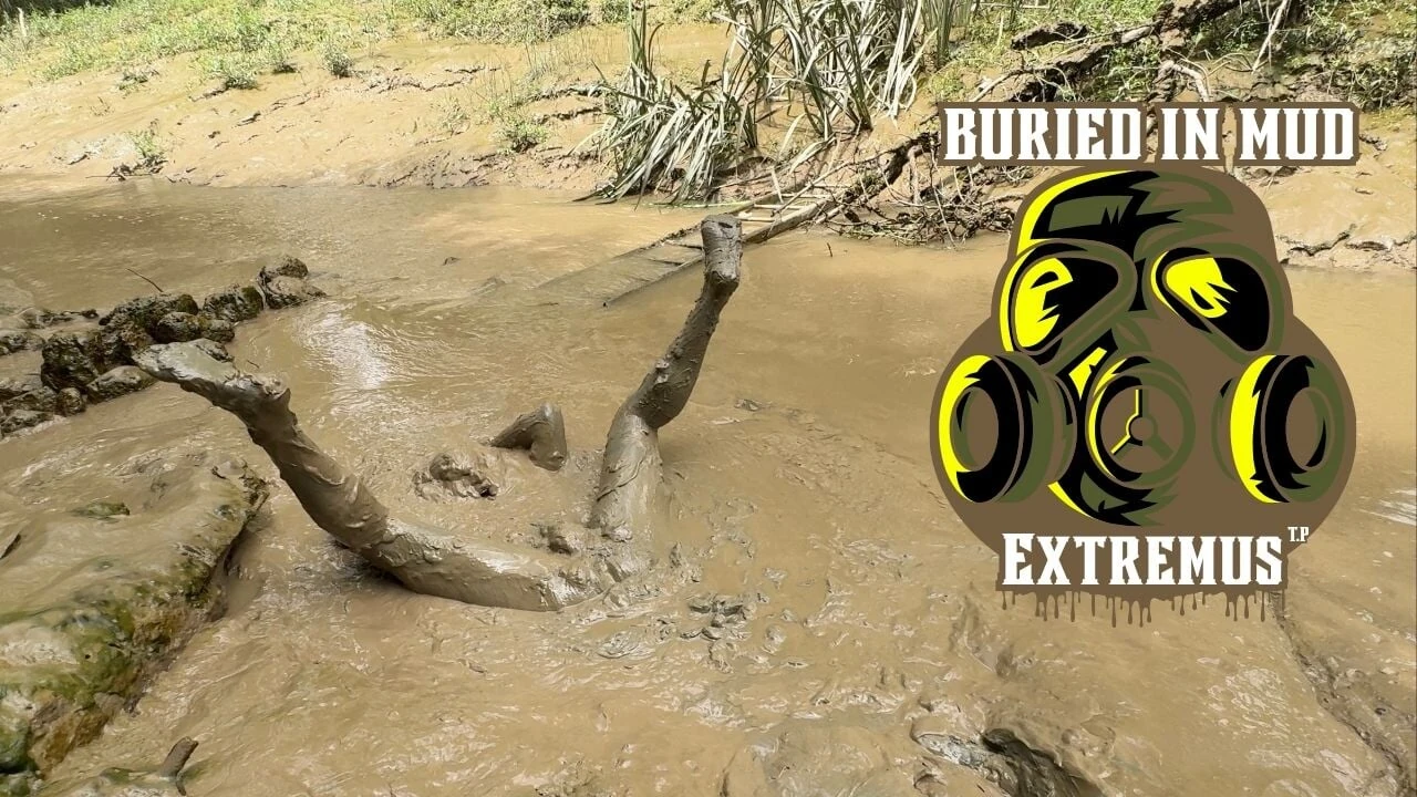 ENTERRADO EN EL BARRO