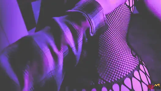 Kapana kısılmış sürtük soyunuyor ve tutsakları emiyor