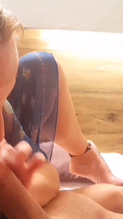 Τα πόδια της Selena ποζάρουν και φύλο παιχνίδια