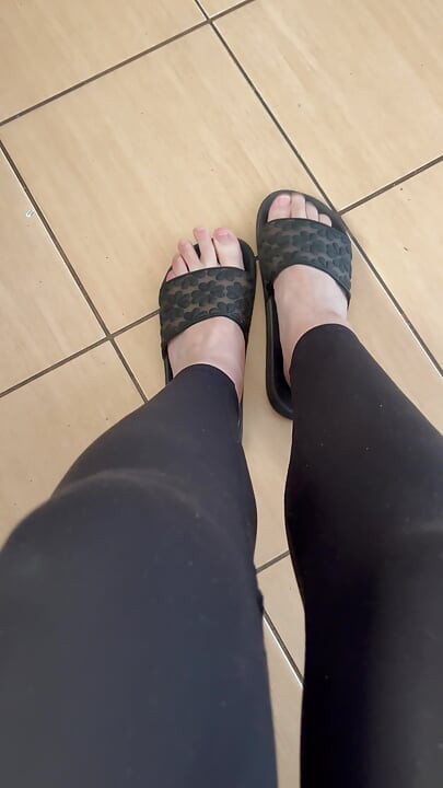 Parmak arası terlikli ayaklar ve parmak arası terliklerde yürüyüş