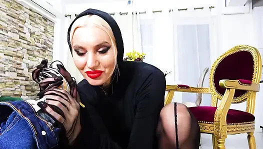 Тренировка целомудрия и дрочка ногами в колготках