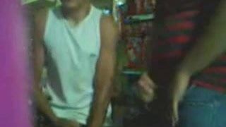 Соло мастурбация в публичном магазине Twinks в любительском видео