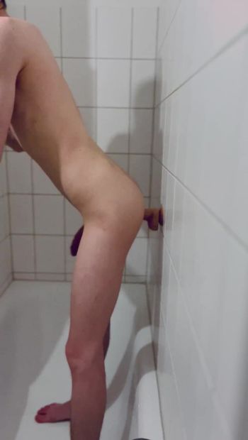 Il buco di allenamento del ragazzo timido liscio con un dildo in doccia