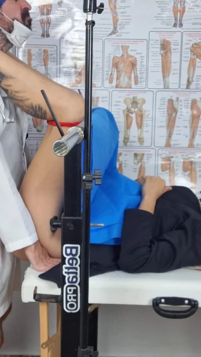 Momento espetacular de "Madrasta com sua enteada recebe dedos na bunda do ginecologista e deixa o médico brincar"