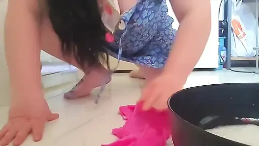 Ablamı temizlik yaparken yakaladım