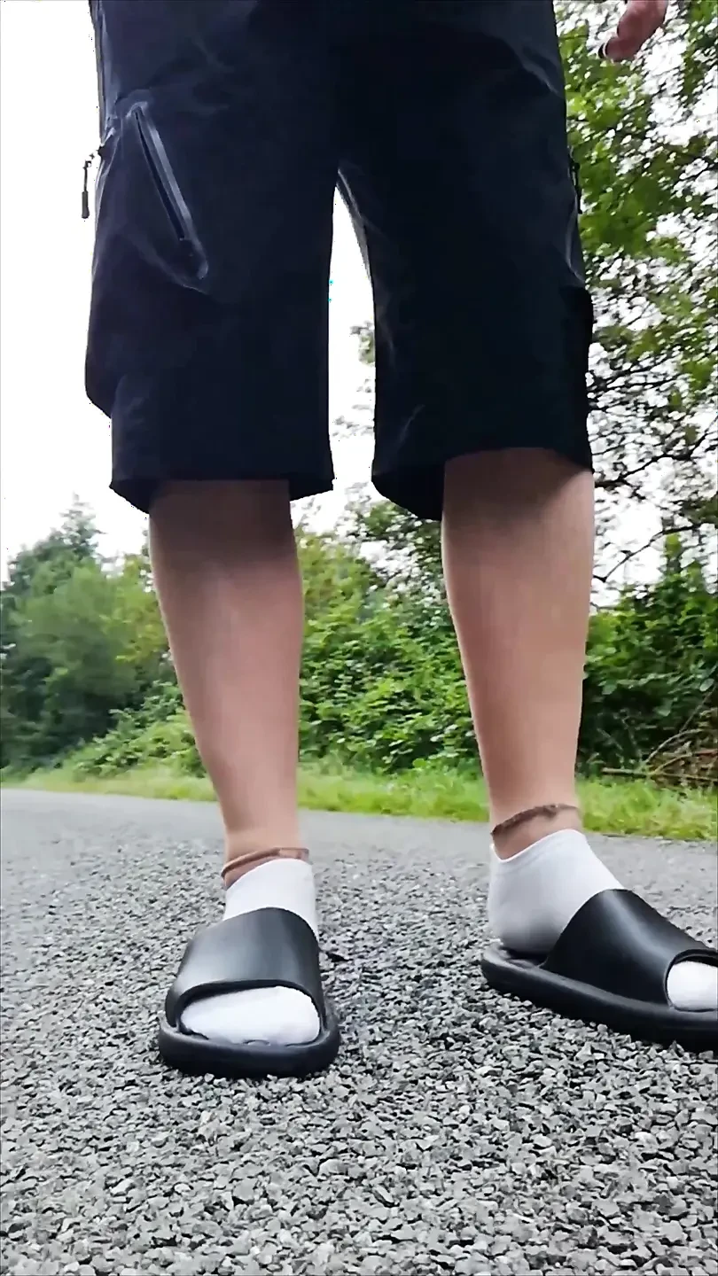 In Pantoffeln und weißen Socken in der natur
