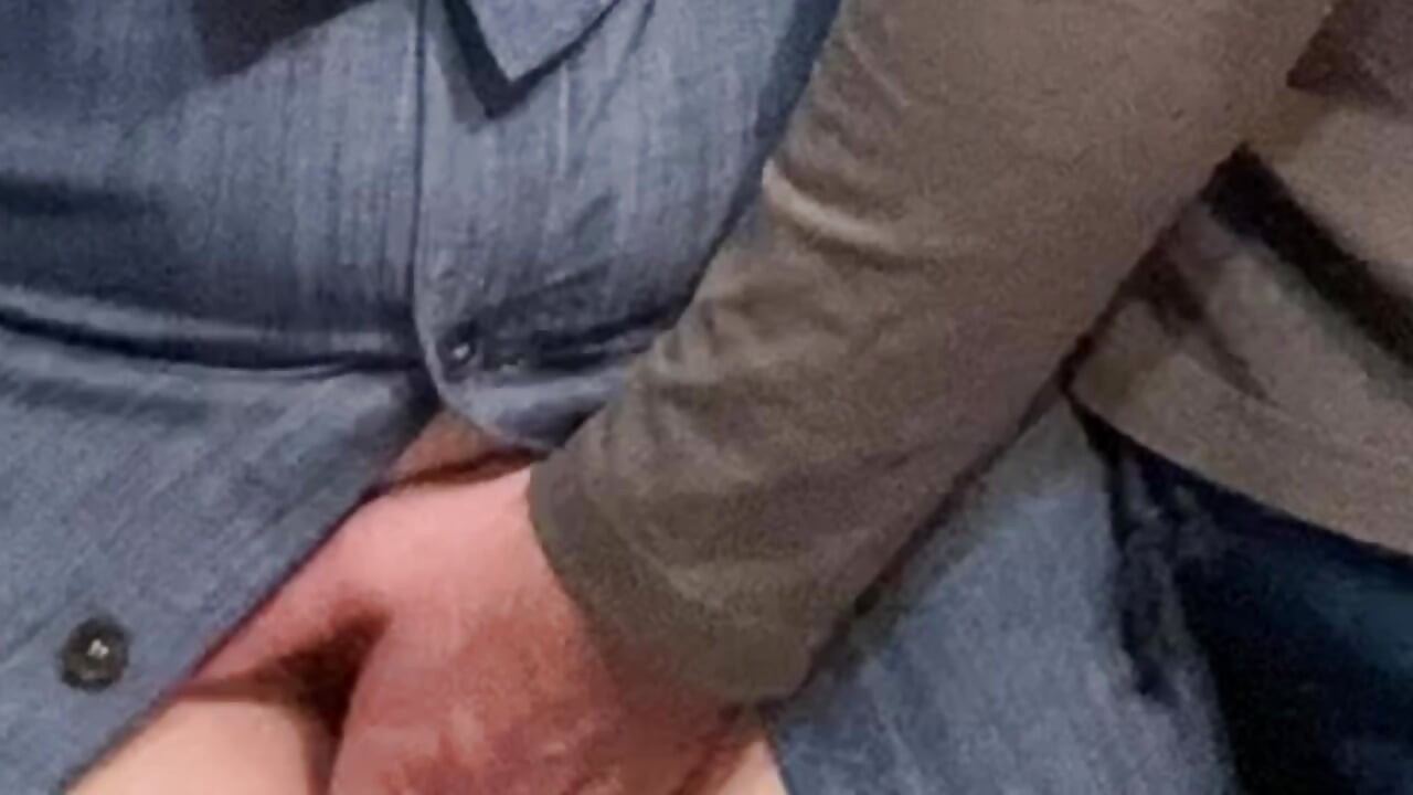 Oude perverse aanraken van een klein poesje in de metro